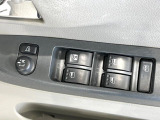 【電動格納ミラー】サイドミラーは電動格納式となっており、狭い駐車場でもキズがつくリスクを抑えられます。