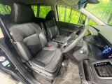 運転席まわりには十分なスペースがあり、大柄な方でもゆったり運転していただける環境です。