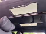 【サンルーフ】開放感たっぷりの希少装備、サンルーフが装着されています!車内に明かりを取り入れたり景色を楽しむ以外にも、車内の空気も簡単に換気できて快適です!