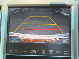 【バックモニター】後方の障害物や歩行者を確認できるバックモニター。狭い駐車場や混雑した場所でも安心して車を操作できます。