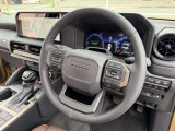 本革巻き3本スポークステアリング(ステアリングリモコン)・TOYOTAロゴ・ハンドルヒーター。