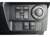 時計マークのウエルカムオープンスイッチをONしておけば、キーを持って車に近づくとスライドドアが開いてくれます。買い物などで荷物をいっぱい持っていても、子供のお迎えで抱っこしていても大丈夫です!
