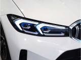 【LEDヘッドライト】先進のLEDテクノロジーを採用。放射される白色光の周波特性は太陽光に近く、バイキセノン・ヘッドライトを上回るコントラストで更に明るく輝きます!