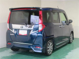 安全機能「スマートアシスト」搭載。車両、歩行者に対する衝突警報と緊急ブレーキや、誤発進抑制ブレーキ制御などの機能で安全運転をサポートします。