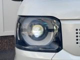 【LEDヘッドライト】悪天候や夜間走行時も良好な視界を確保し安心して運転できる高輝度LEDヘッドライトを装備!点灯速度が早く、消費電力も抑えられています。