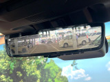 【スマートリヤビューミラー】後席の大きな荷物や同乗者で後方が確認しづらい時でも安心!カメラが撮影した車両後方の映像をルームミラー内に表示。クリアな視界で状況の確認が可能です!