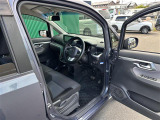 【運転席】座り心地が良いシートなので長時間の運転でも快適にお過ごしいただけます。新品のフロアマットのご注文も可能です。掲載箇所以外にご希望の写真がございましたらお気軽にお問い合わせ下さい。