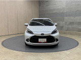 お車購入のポイントとなるフロントマスクです!シャープな目つきが印象的なデザインのヘッドランプです。