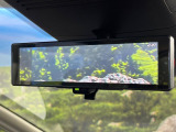 【インテリジェントルームミラー】後席の大きな荷物や同乗者で後方が確認しづらい時でも安心!カメラが撮影した車両後方の映像をルームミラー内に表示。クリアな視界で状況の確認が可能です!