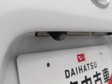 このお車はバックカメラが付いています。ナビをつければ連動できます。バックの操作が楽になります。