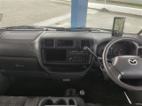 運転席側から助手席側に向けて見渡したインパネ全体の全景です。ダッシュボード上面のコンディションや、各操作部の配置状態を画像よりご確認ください。