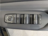 パワーウィンドウのスイッチですよ。 運転席に居ながら窓を開け閉めのコントロールできますよ。 ロック機能で、子供がイタズラして窓を開けるという事も無くなりますよ。