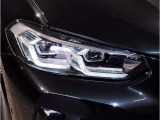 BMWの伝統の丸目4灯ヘッドライトでございます。LEDライトで視認性もよく明るく安全性の向上につながります。
