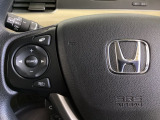 ステアリングスイッチがついていますので、オーディオのチャンネル変更、ボリューム、ジャンル変更が操作可能です。ハンドルから手を離さず安全に操作できます。