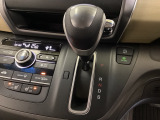CVT車のセレクトレバーです。低速から高速まで、変速ショックのないスムーズな走りを実現するとともに、エンジン効率のよい領域を維持することで燃費にも貢献します。