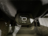 【USB端子】USB接続もついていますので携帯などの電子機器の充電にも使えて便利です♪