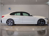 ☆BMWの前後重量配分50:50はエンジン自体をフロントタイヤよりも後ろにずらし、通常はエンジンルーム内に搭載される重量物であるバッテリーをトランクに移動させるなどして実現されています☆