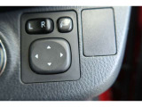 【電動格納ドアミラー】運転席からボタンでドアミラーの角度調整や格納が可能です。