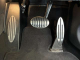 【ペダル】BMWはオルガン式アクセルペダルを採用しています。踏み込む足とペダルが同じ軌跡を描くため、かかとがずれにくく、アクセルコントロールがよりしやすくなるメリットがあります。