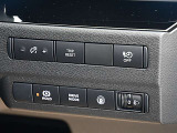 運転席の右側にはオートブレーキホールド、ドライブモードの切り替えスイッチが付いています