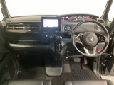 車内は光触媒抗菌消臭施工済です。インパネ周りはスタイリッシュなデザインで機能や装備も充実しています。グローブボックスやカップホルダーのほかにトレーなどたくさんの収納スペースが付いています。