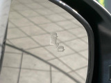 【ブラインドスポットインフォメーション】走行中、ドアミラーの死角になりやすい箇所に後続車が接近するとサイドミラー付近に警告を表示、ドライバーに注意喚起をしてくれます。