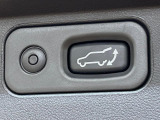 【パワーバックドア】スマートキーや運転席のボタンを押すだけでリアゲートが自動で開閉します!荷物を持っている時や、高い位置にあるバックドアを閉める際に便利な機能です♪