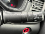 【オートライト(AUTO)】外の明るさをシステムが感知して、自動でヘッドライトが点灯します。ヘッドライトをつけ忘れを防ぐ便利機能です。