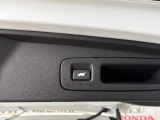 パワーゲートが装備されていますので、手荷物が多くても楽々操作で指1本!運転からも操作できます