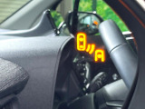【ブラインドスポットモニター】走行中、ドアミラーの死角になりやすい箇所に後続車が接近するとサイドミラーのレンズに警告を表示!ドライバーに注意喚起をしてくれます。
