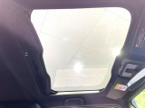 【ガラスルーフ】ガラスルーフ搭載で車内の解放感が一気にアップ!開放的なドライブをお楽しみいただけます。