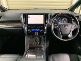 乗る者の気持ちをときめかせる上質な室内空間となっております。視界も広々で運転しやすいです。