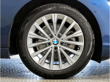 BMWの純正アロイホイールは軽量かつ強度にも優れているホイールで走行性能を引き上げる設計になっております。足元にもBMWは妥協がなくこだわっている個所になります。