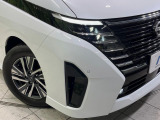 【LEDヘッドライト】悪天候や夜間走行時も良好な視界を確保し安心して運転できる高輝度LEDヘッドライトを装備!点灯速度が早く、消費電力も抑えられています。