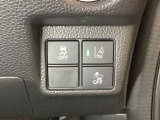 Hondaセンシング用の、VSA(ABS+TCS+横滑り抑制)解除と路外逸脱抑制機能のオンオフスイッチなどはハンドルの右側に装備しています。