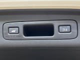 【パワーバックドア】スマートキーや運転席のボタンを押すだけでリアゲートが自動で開閉します!荷物を持っている時や、高い位置にあるバックドアを閉める際に便利な機能です♪