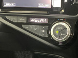 【オートエアコン】一度お好みの温度に設定すれば、車内の温度を検知し風量や温度を自動で調整。暑い&hellip;寒い&hellip;と何度もスイッチ操作をする必要はありません。快適な車内空間には必須の機能ですね♪