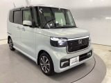 狭い駐車場でも、スライドドアならチャイルドシートへのお子さまの乗降や荷物の積載もスムーズ。とても便利な【助手席側。電動スライドドア】ドアハンドを少し引くだけでリアドアが自動開閉します。