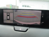 見えない部分の危険察知をサポートする360&deg;ビューモニター+フロントパーキングセンサーです。車両の前後左右にある4つのカメラを活用し、センターディスプレイの表示や各種警報音で定速走行時や駐車時に車両周