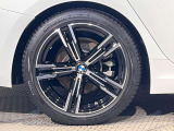 【BMWアロイホイル】軽量かつ強度に拘ったアロイホイル。走行性能ポテンシャルを引き出す設計。車の足元を引き締めてくれる大きなポイントはアロイホイルです。