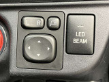 狭い場所ですれ違う時、駐車時にないと不便な電動格納式ミラー装備です
