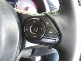 ステアリングには運転中でも簡単に操作できる各種スイッチついてます