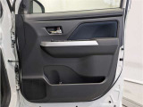 運転席ドア内張はご覧の通り。ドアポケットの収納もバッチリです