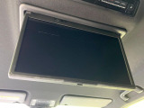 【14型有機ELフリップダウン】三列目からでも迫力のエンタメが観れる大画面フリップダウン。有機ELのモニターでは、一般的なフリップダウンよりも高コントラストでキレイな映像を楽しめます。