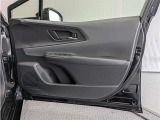 運転席ドア内張はご覧の通り。ドアポケットの収納もバッチリです