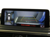 パノラミックビューモニター付きです。車両を上から見たような映像を画面に表示。運転席からの目視だけでは見にくい、車両周辺の状況をリアルタイムでしっかり確認できます。