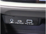ディスプレイとスマートフォン等を有線接続が可能なUSBポートが備わっております!電源供給
