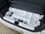 スペアタイヤレスにつき応急パンク修理キットを荷室床下に搭載しております