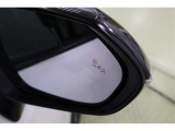 BSM搭載。バック出庫の際に左右から接近する車両を検知警告するRCTAも搭載。さらに、ドアを開ける際に後方からの接近車両との衝突の可能性がある場合インジケーターで警告するSEAも搭載しています。