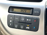 【オートエアコン】一度お好みの温度に設定すれば、車内の温度を検知し風量や温度を自動で調整。暑い&hellip;寒い&hellip;と何度もスイッチ操作をする必要はありません。快適な車内空間には必須の機能ですね♪